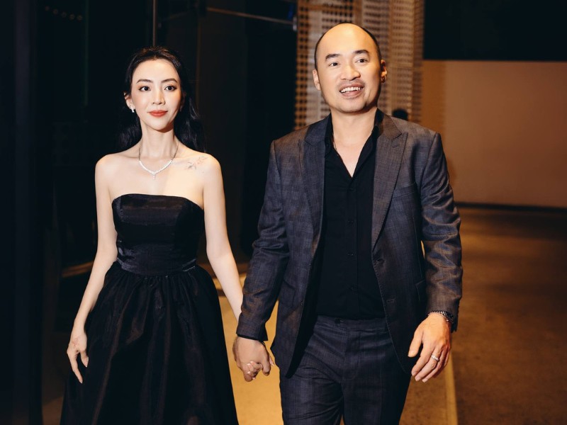 Đọ sắc vợ các anh trai ngày ấy bây giờ: Hương Baby từng đen nhẻm giờ lột xác, có người thay đổi khó nhận ra-9