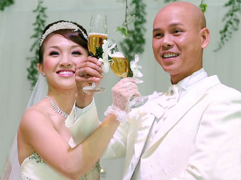 Đọ sắc vợ các anh trai ngày ấy bây giờ: Hương Baby từng đen nhẻm giờ lột xác, có người thay đổi khó nhận ra-11