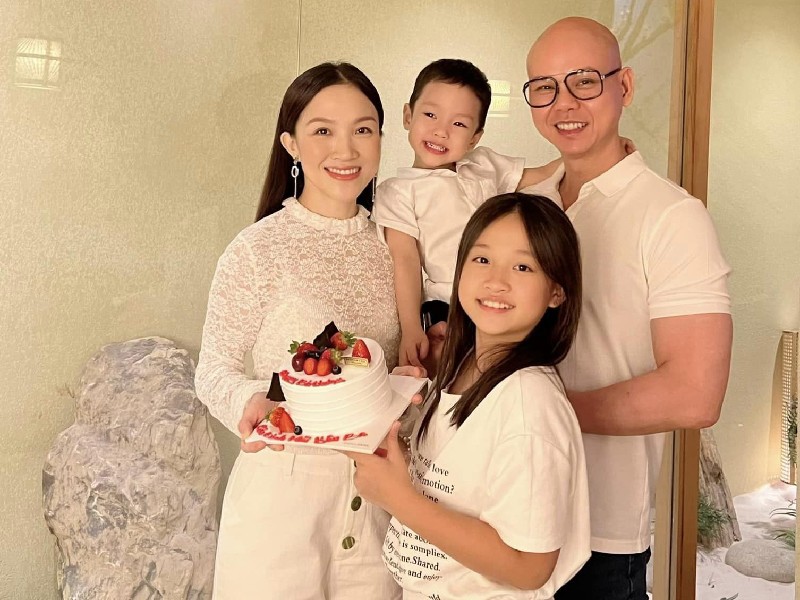 Đọ sắc vợ các anh trai ngày ấy bây giờ: Hương Baby từng đen nhẻm giờ lột xác, có người thay đổi khó nhận ra-13