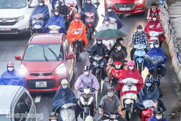 Người phụ nữ 66 tuổi hoảng loạn, đòi chuyển tiền cho kẻ gian-2