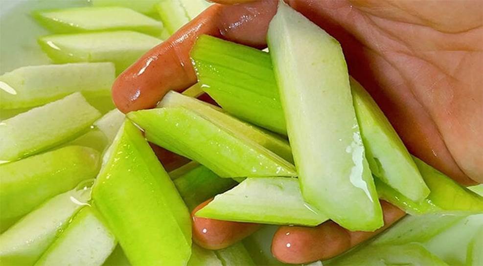 Xào mướp mà bỏ qua bước này, đừng hỏi sao mướp hay bị thâm đen-3