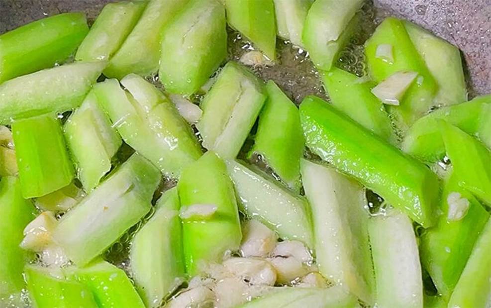 Xào mướp mà bỏ qua bước này, đừng hỏi sao mướp hay bị thâm đen-6