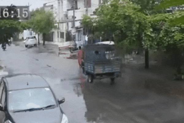 Xe ba bánh đâm văng người đi bộ rồi bỏ chạy khỏi hiện trường