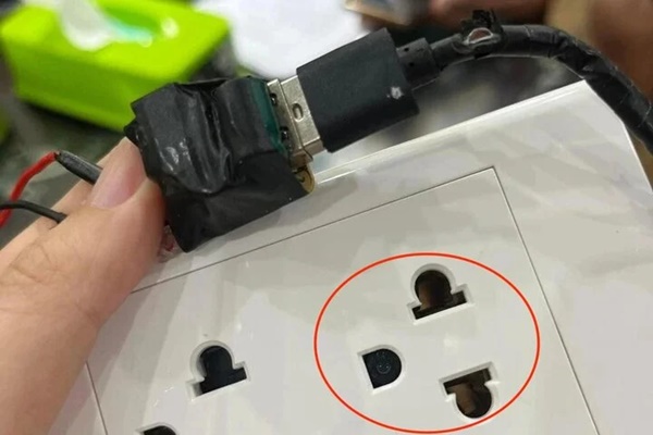 Cảnh sát hình sự vào cuộc vụ camera quay lén trong ổ điện ở phòng trọ-1