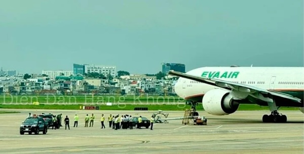 Máy bay va vào cột đèn ở Tân Sơn Nhất, phải quay về bến đỗ-1