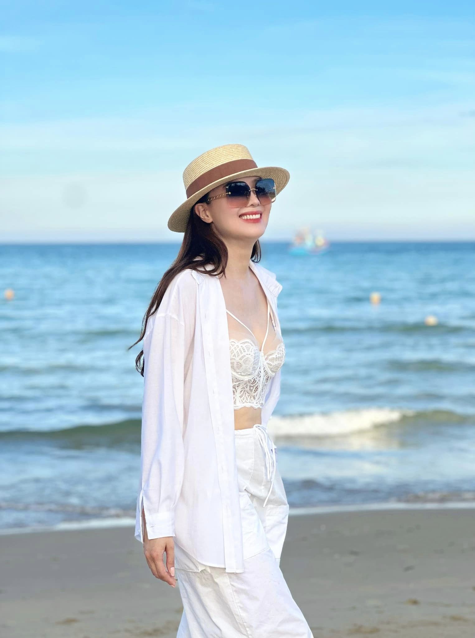 Thời trang du lịch nổi bật của Hồng Diễm, phụ nữ trên 40 tuổi nên tham khảo-1