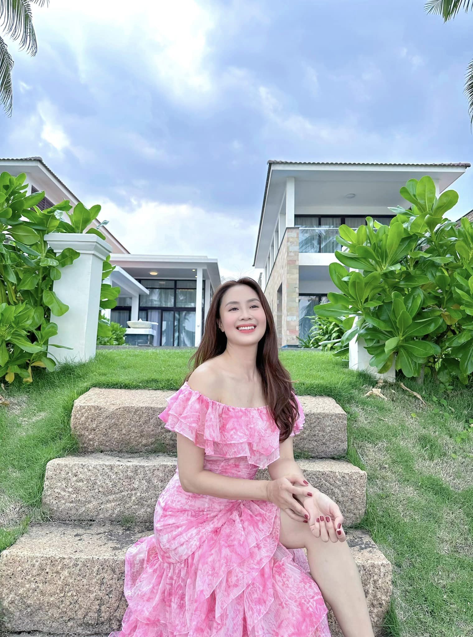 Thời trang du lịch nổi bật của Hồng Diễm, phụ nữ trên 40 tuổi nên tham khảo-2