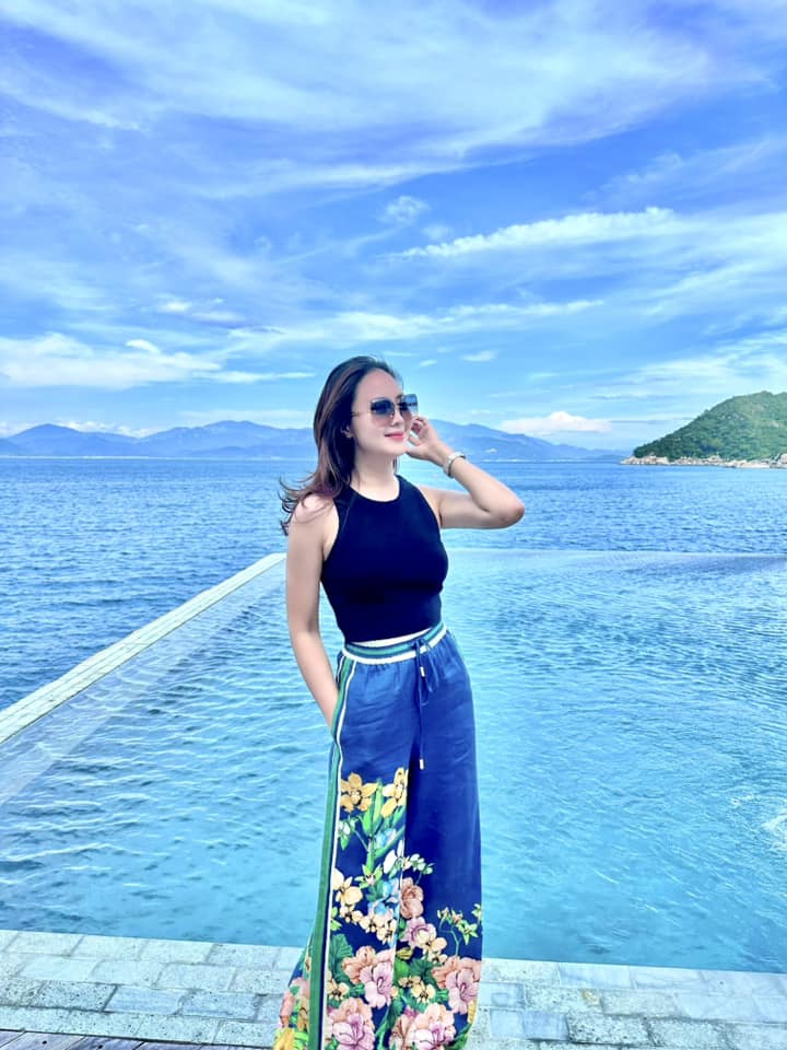 Thời trang du lịch nổi bật của Hồng Diễm, phụ nữ trên 40 tuổi nên tham khảo-4