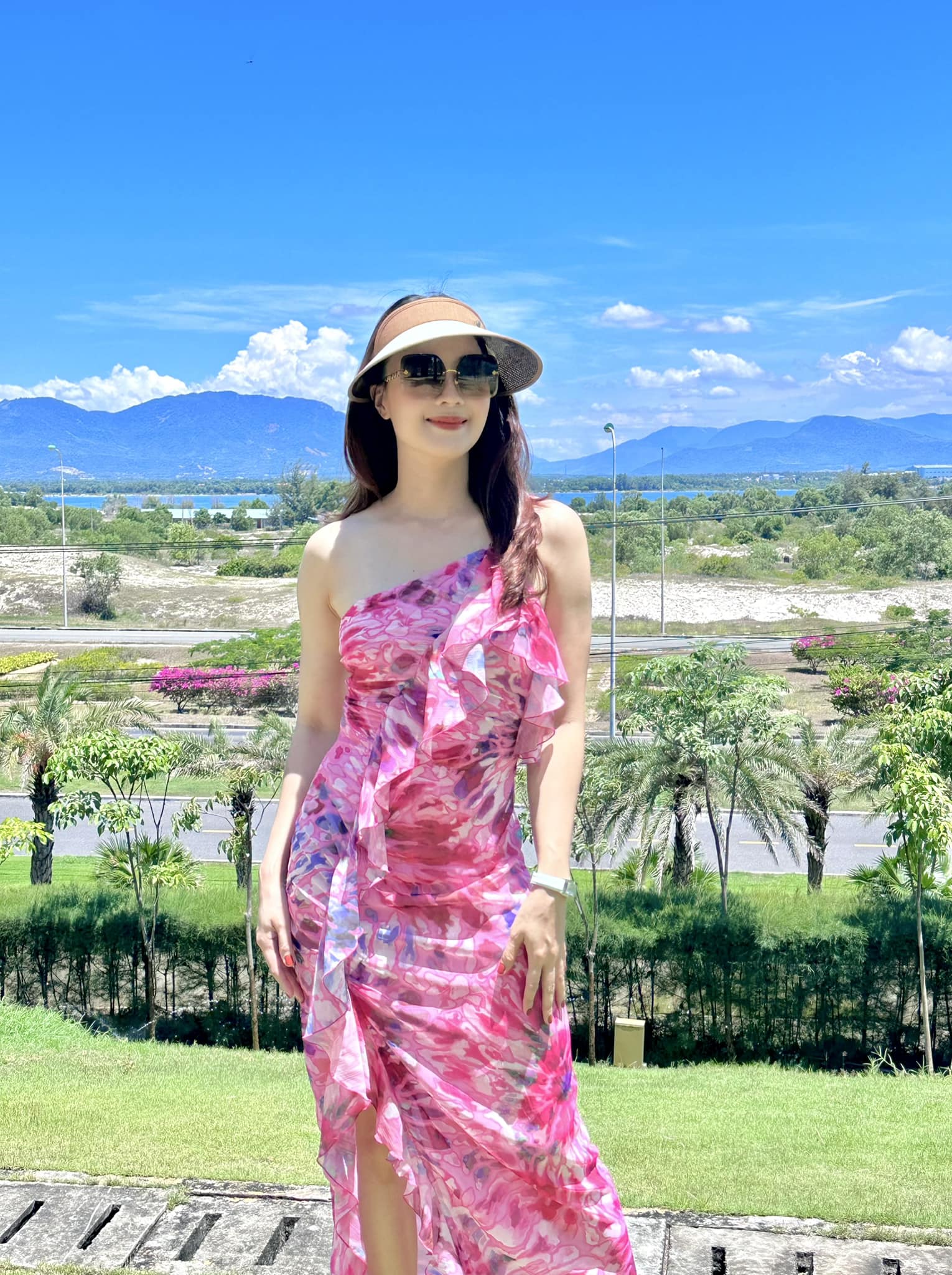 Thời trang du lịch nổi bật của Hồng Diễm, phụ nữ trên 40 tuổi nên tham khảo-5