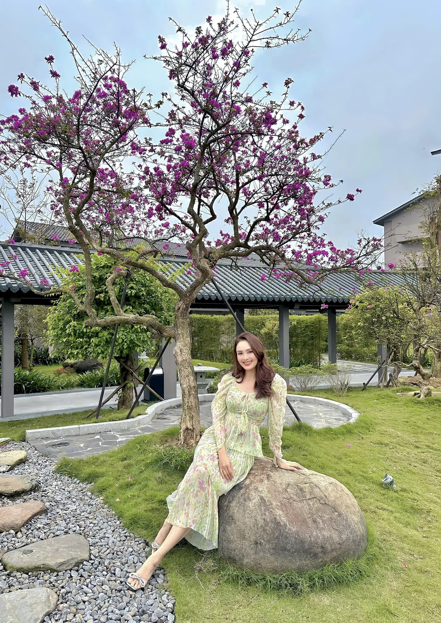 Thời trang du lịch nổi bật của Hồng Diễm, phụ nữ trên 40 tuổi nên tham khảo-7