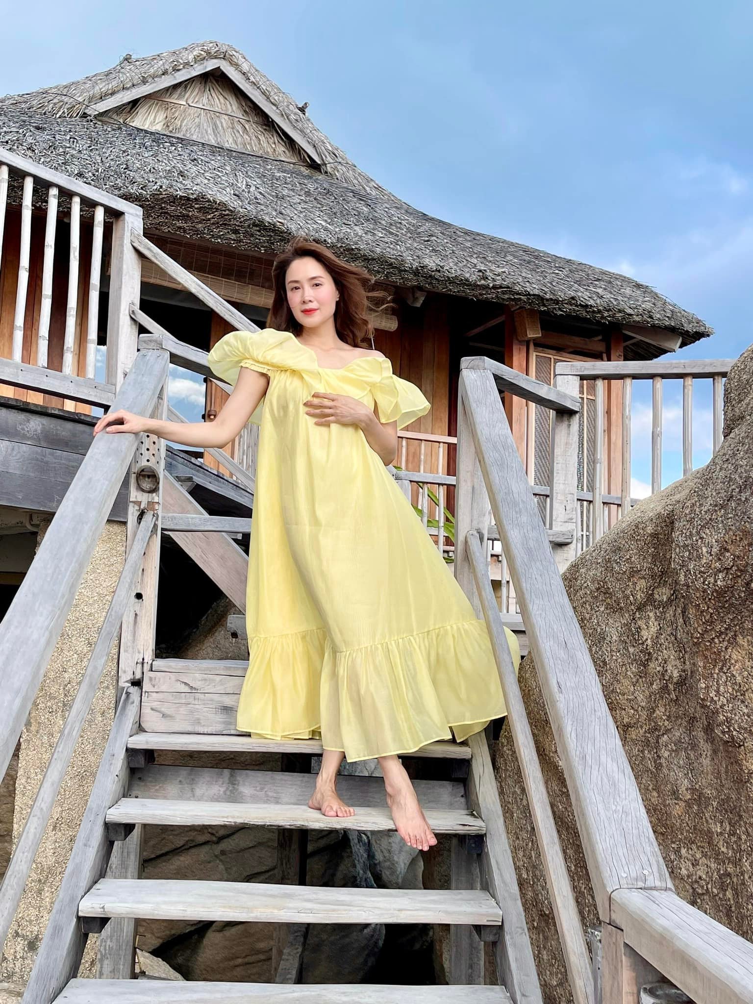 Thời trang du lịch nổi bật của Hồng Diễm, phụ nữ trên 40 tuổi nên tham khảo-9