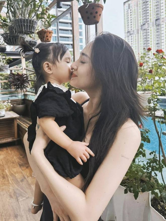 Con gái Misumi của Bảo Anh xinh xắn, lém lỉnh, mới 1 tuổi đã biết nói khiến hội mẹ bỉm xuýt xoa-1