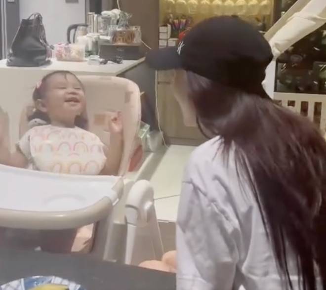 Con gái Misumi của Bảo Anh xinh xắn, lém lỉnh, mới 1 tuổi đã biết nói khiến hội mẹ bỉm xuýt xoa-4