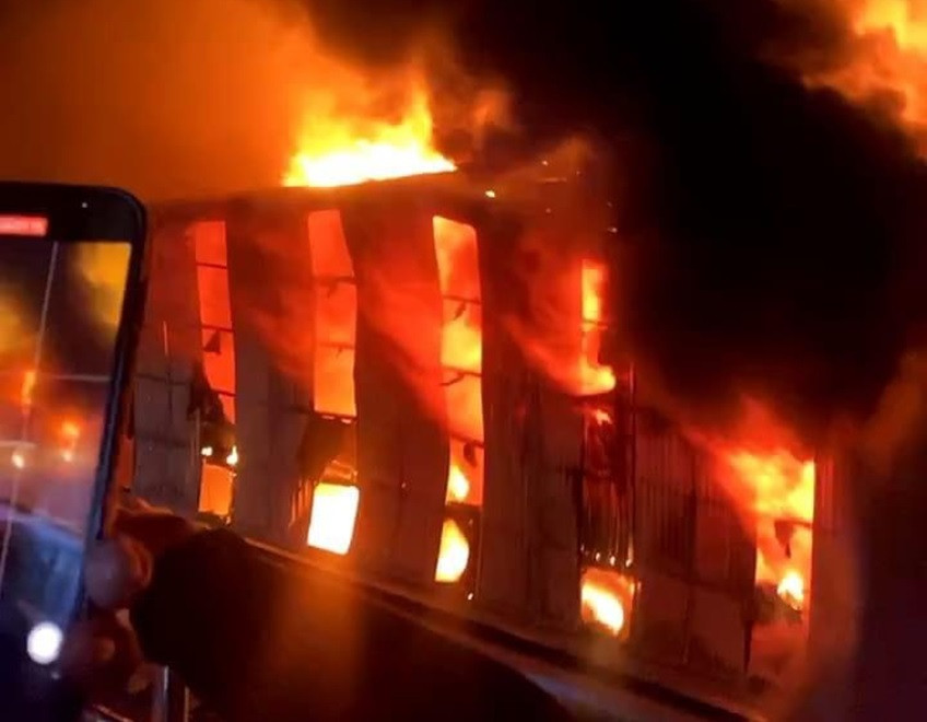 100 cảnh sát khống chế biển lửa bao trùm công ty gỗ ở Bình Dương-1