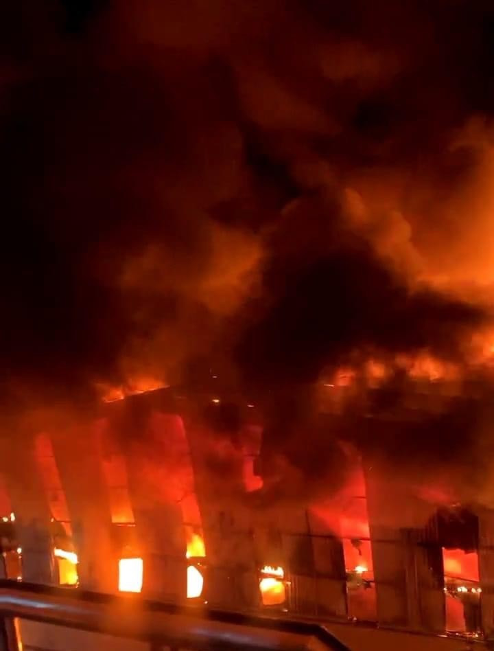 100 cảnh sát khống chế biển lửa bao trùm công ty gỗ ở Bình Dương-2