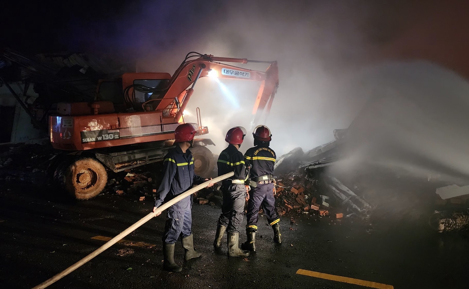 100 cảnh sát khống chế biển lửa bao trùm công ty gỗ ở Bình Dương-3