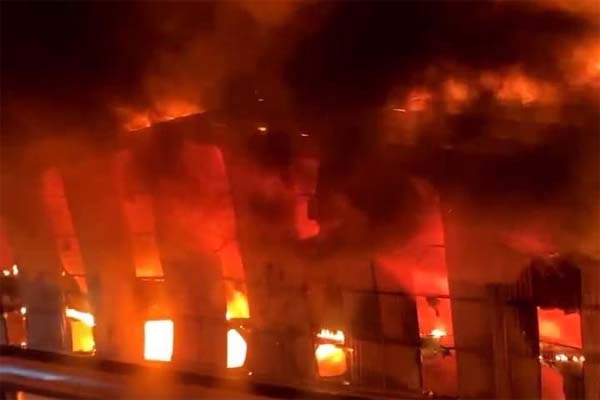 Clip: Người đàn ông mắc kẹt giữa dòng lũ quét ở Quảng Nam-3