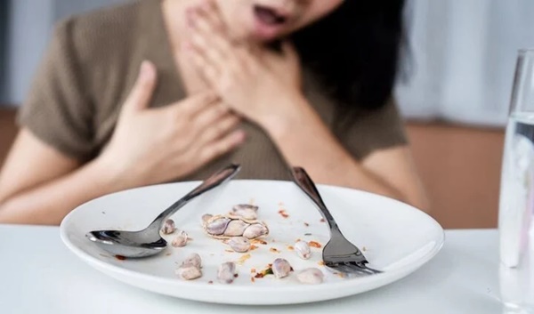 Nữ diễn viên phim Tiểu thời đại hé lộ cứ ăn cơm là bị loét, nứt miệng-2