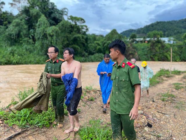 Clip: Người đàn ông mắc kẹt giữa dòng lũ quét ở Quảng Nam-1