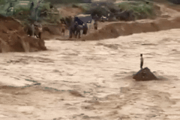 Lũ quét tràn vào điểm tham quan, nhiều du khách bị mắc kẹt giữa dòng nước-1