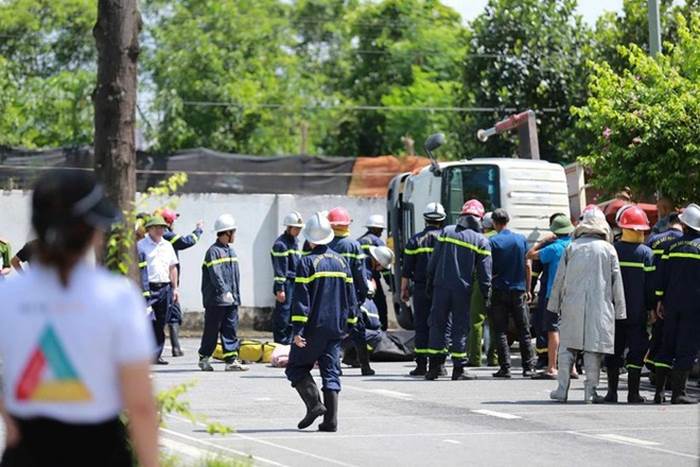 Hà Nội: Công an điều tra vụ xe cẩu đổ nghiêng, nghi vấn khiến 1 người tử vong-1