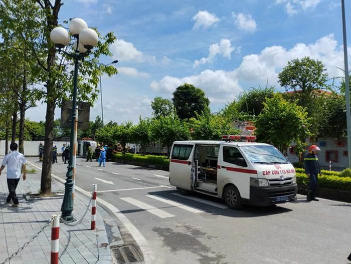 Hà Nội: Công an điều tra vụ xe cẩu đổ nghiêng, nghi vấn khiến 1 người tử vong-2