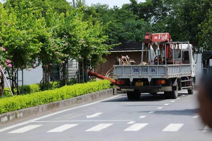 Hà Nội: Công an điều tra vụ xe cẩu đổ nghiêng, nghi vấn khiến 1 người tử vong-3