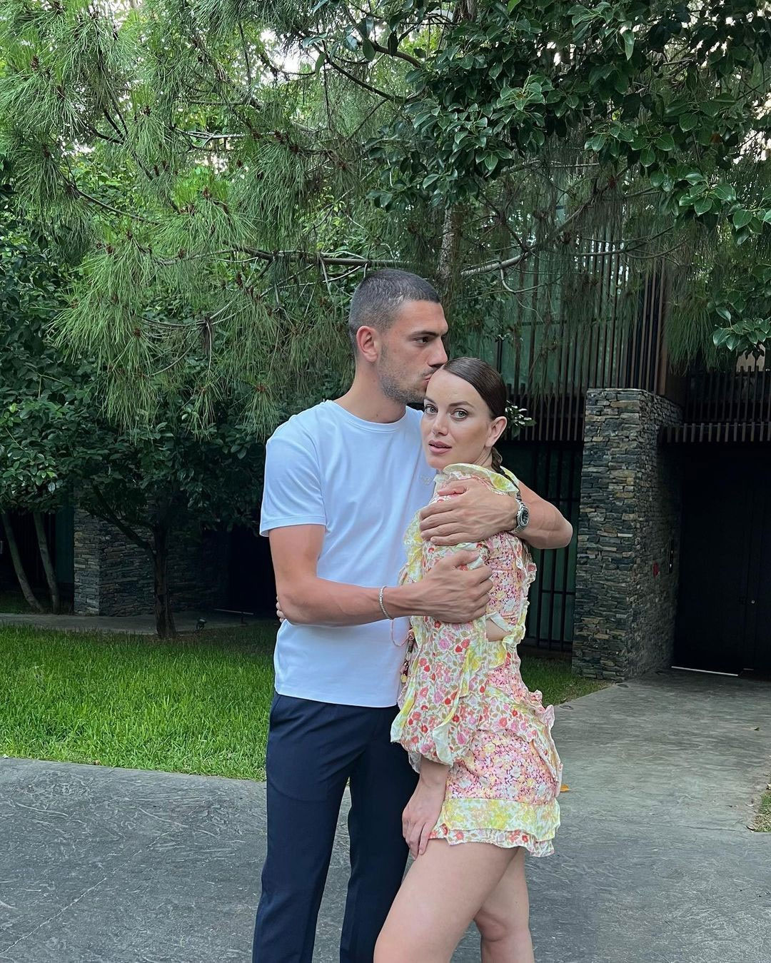 Nhan sắc vợ người hùng ghi cú đúp giúp Thổ Nhĩ Kỳ vào tứ kết Euro-9