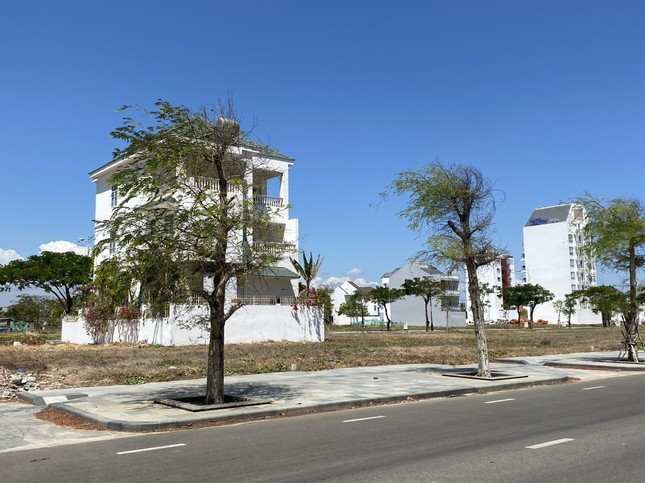 Xe biển xanh chở cảnh sát tới nhà cựu phó chủ tịch tỉnh Bình Thuận-2