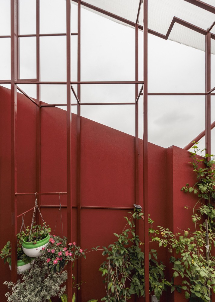 Ngôi nhà thiết kế cầu thang sắt như dải lụa để lấy sáng và thông gió-5