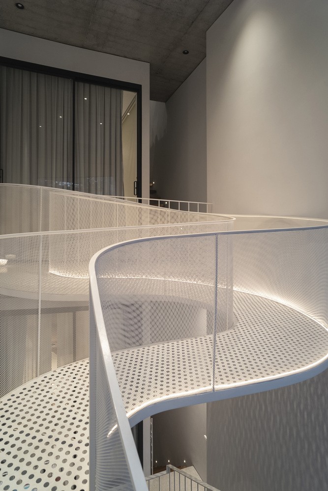 Ngôi nhà thiết kế cầu thang sắt như dải lụa để lấy sáng và thông gió-10