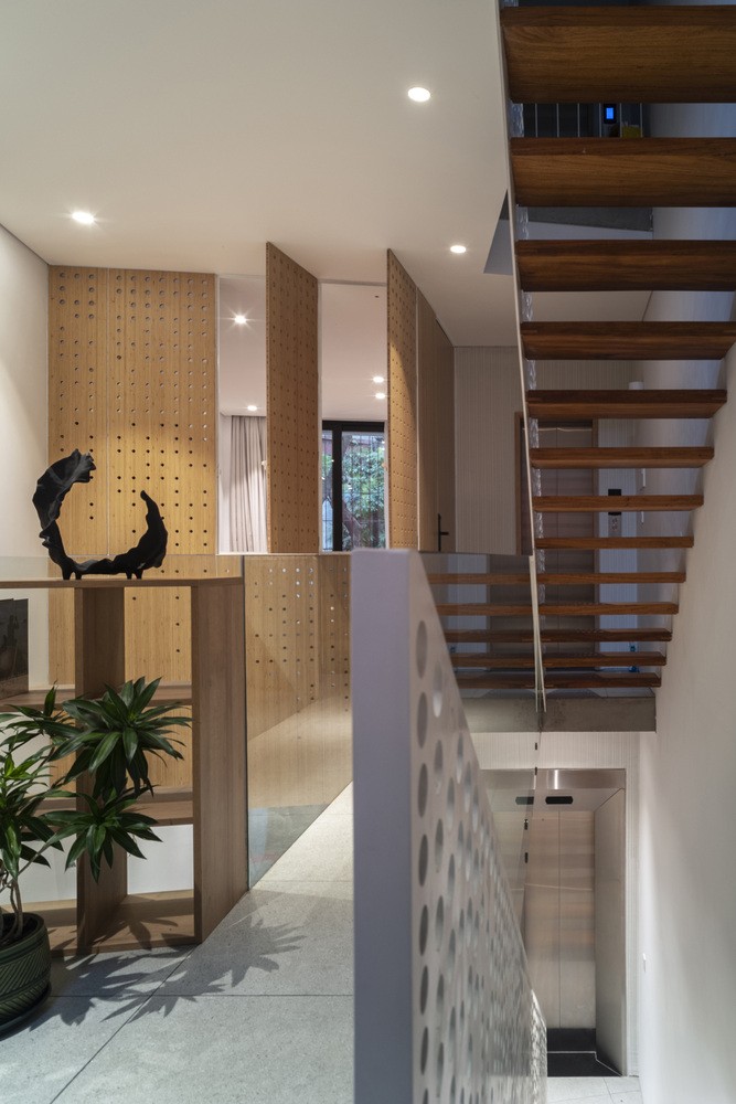 Ngôi nhà thiết kế cầu thang sắt như dải lụa để lấy sáng và thông gió-14