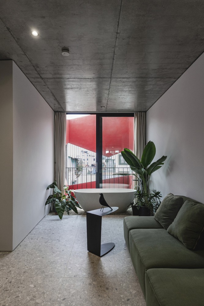 Ngôi nhà thiết kế cầu thang sắt như dải lụa để lấy sáng và thông gió-16