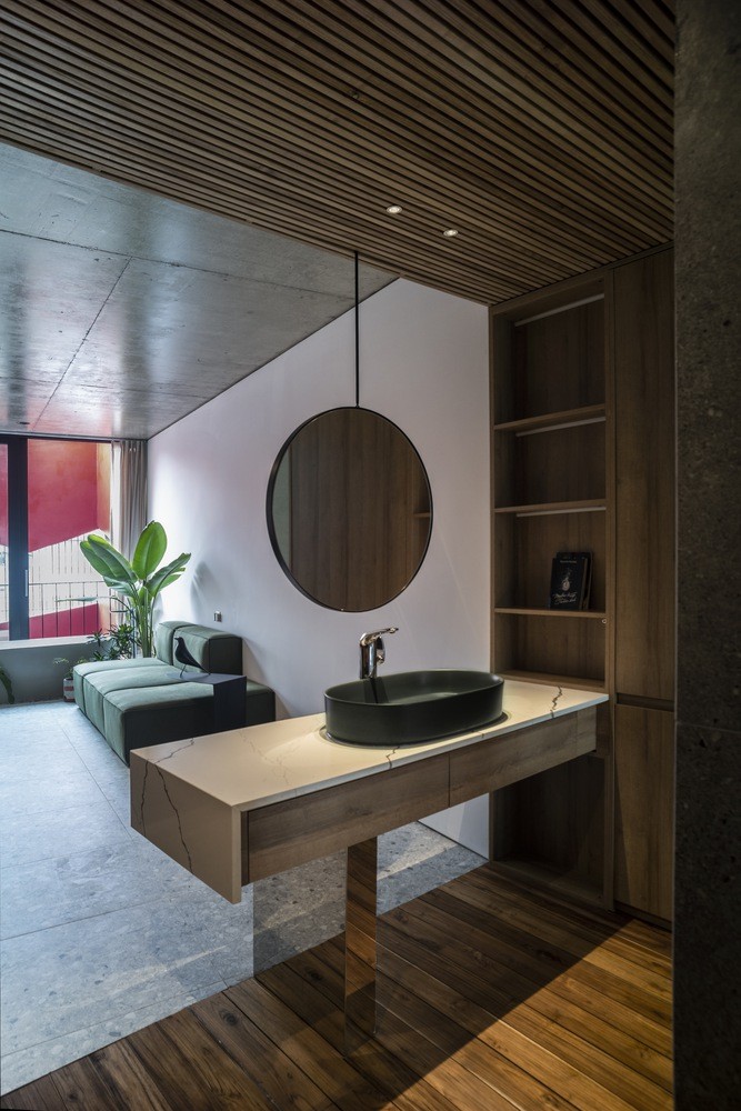 Ngôi nhà thiết kế cầu thang sắt như dải lụa để lấy sáng và thông gió-17