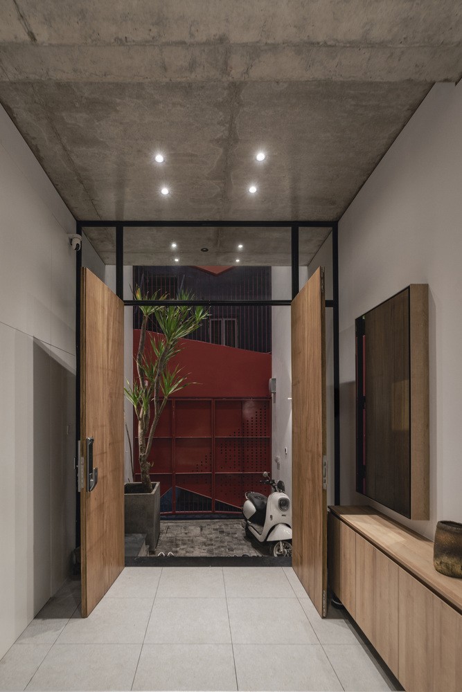 Ngôi nhà thiết kế cầu thang sắt như dải lụa để lấy sáng và thông gió-18