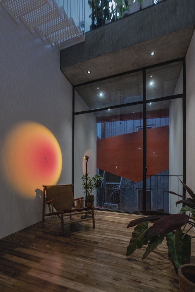 Ngôi nhà thiết kế cầu thang sắt như dải lụa để lấy sáng và thông gió-19