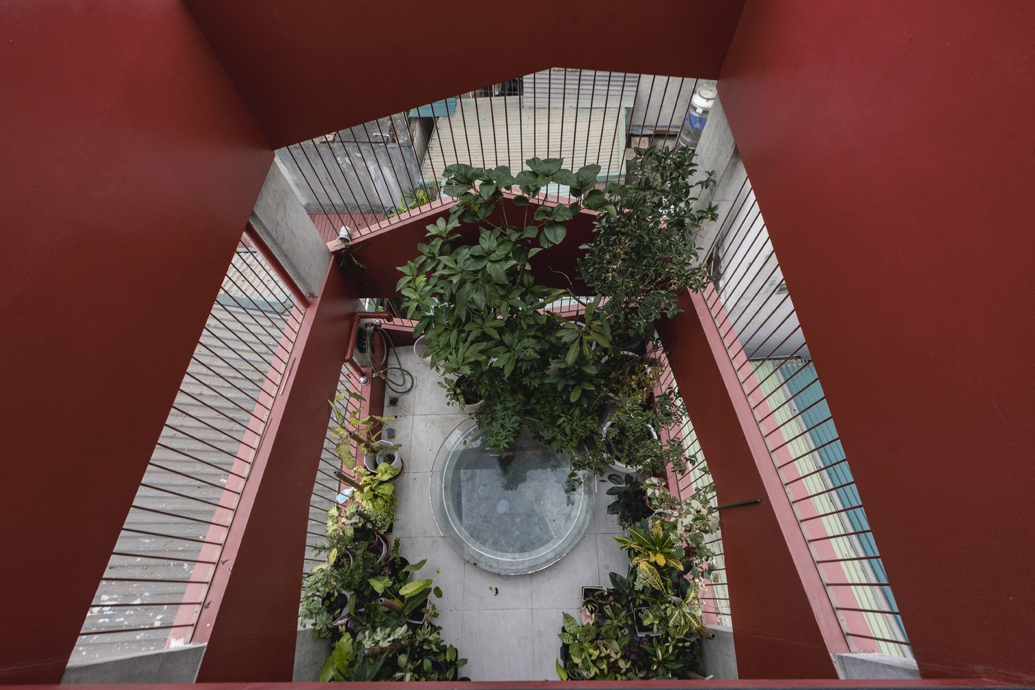 Ngôi nhà thiết kế cầu thang sắt như dải lụa để lấy sáng và thông gió-22