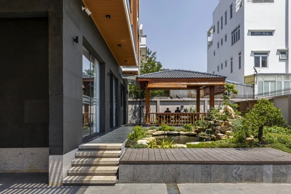 Bà xã Đại úy xinh đẹp của NSND Tự Long khoe ban công xanh mướt-27