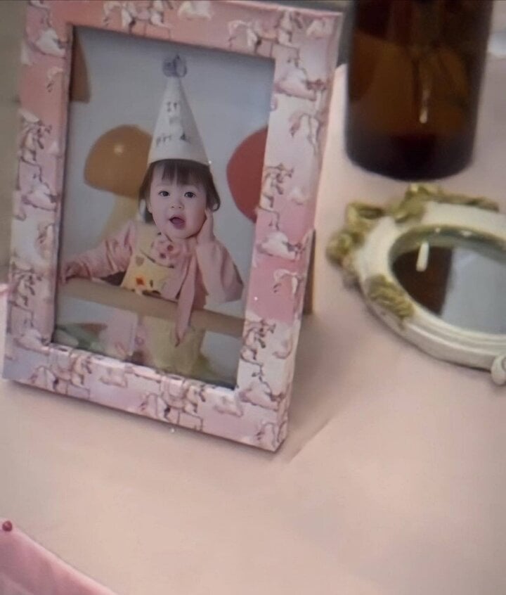 Hoa hậu Đỗ Mỹ Linh và chồng thiếu gia hé lộ hình ảnh con gái đầu lòng-2