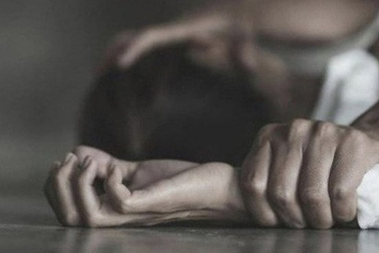 Ông chủ Studio thuê người mẫu đến chụp ảnh rồi hiếp dâm