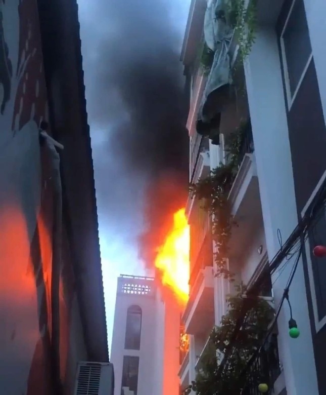 Lửa cháy ngùn ngụt tại tầng 3 ngôi nhà ở Hà Nội-1