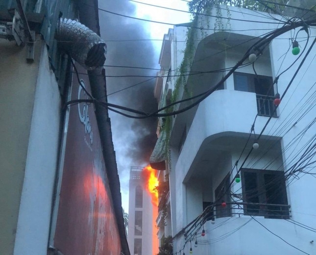 Lửa cháy ngùn ngụt tại tầng 3 ngôi nhà ở Hà Nội-2