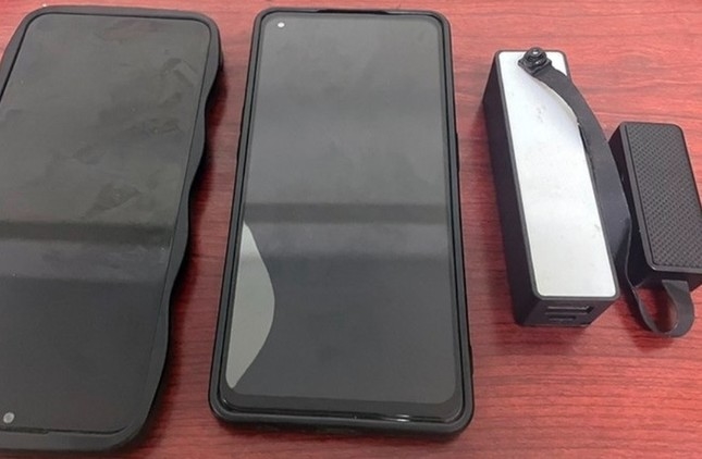 Bắt kẻ lắp camera quay lén trong nhà nghỉ để tống tiền-2