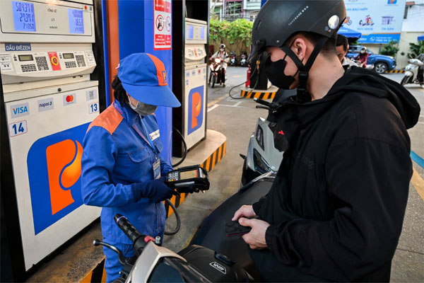 Giá xăng tăng lần thứ tư liên tiếp, RON 95 lên hơn 23.500 đồng/lít-1