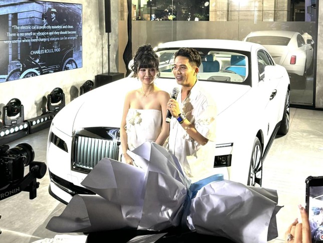Cận cảnh mẫu xe siêu sang Rolls-Royce Spectre của đại gia Minh Nhựa-1
