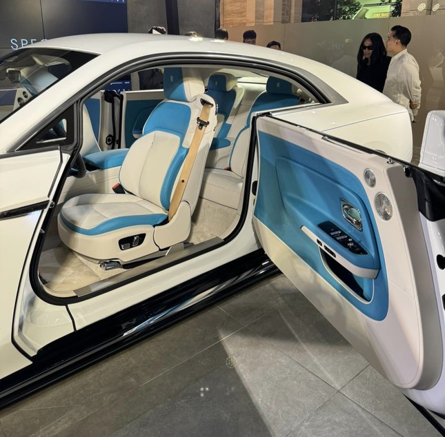 Cận cảnh mẫu xe siêu sang Rolls-Royce Spectre của đại gia Minh Nhựa-2