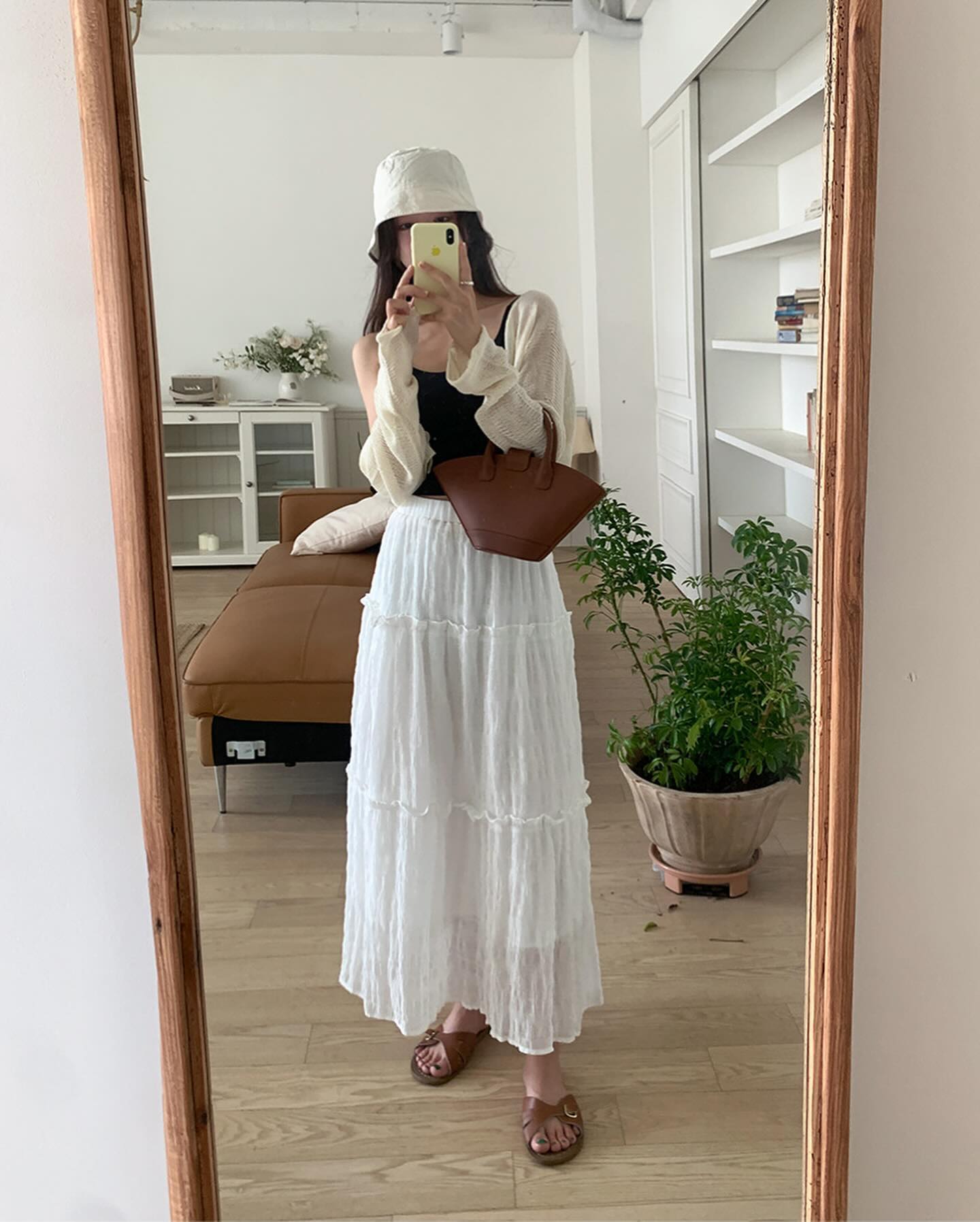 Xu hướng chân váy sáng màu và 10 cách phối đồ trẻ trung từ công sở ra phố-3