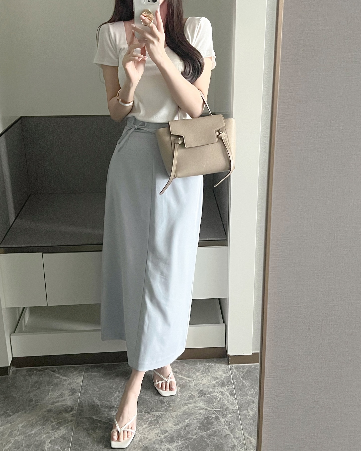Xu hướng chân váy sáng màu và 10 cách phối đồ trẻ trung từ công sở ra phố-7