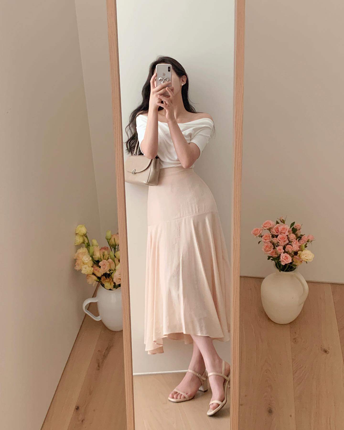 Xu hướng chân váy sáng màu và 10 cách phối đồ trẻ trung từ công sở ra phố-10