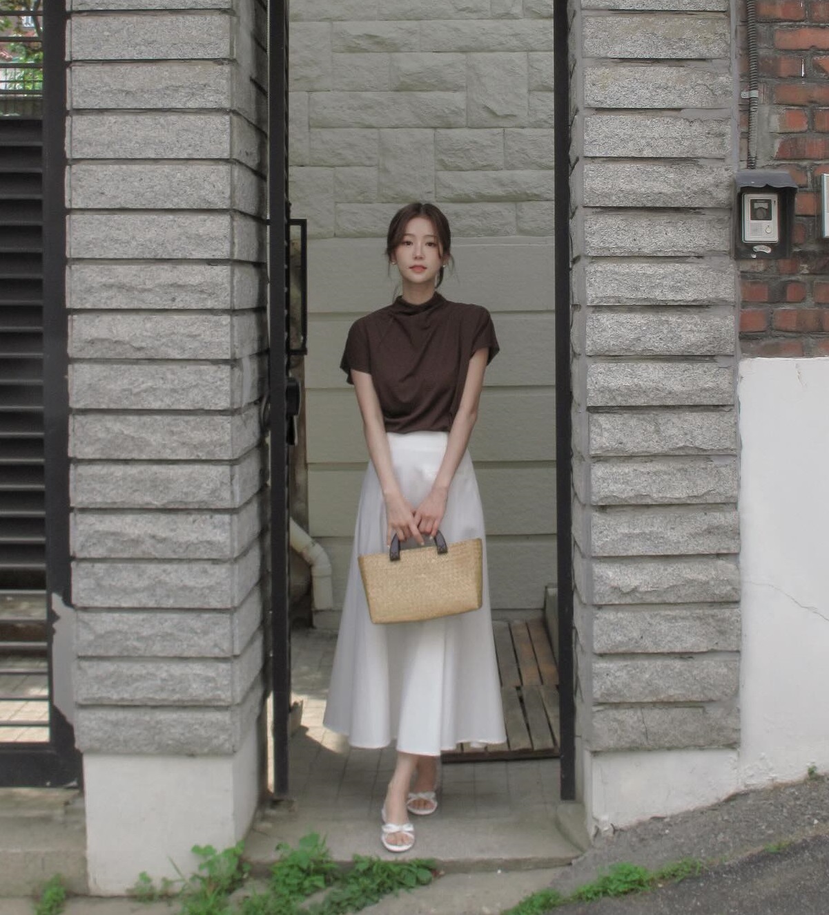 4 cách mặc áo thun đi làm chuẩn thanh lịch cho phụ nữ trên 40 tuổi-1